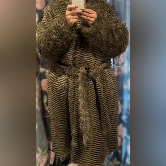 Plus size faux fur coat with tie waist size 22 us or 26 uk - Picture 6 of 11